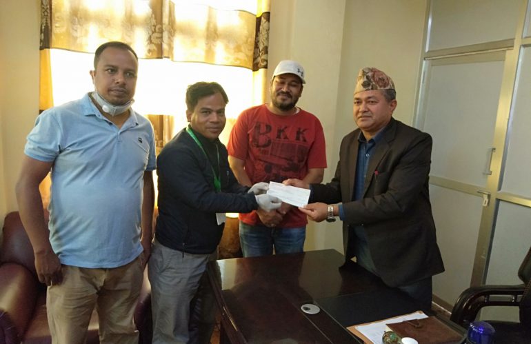 संगम सहकारीद्वारा विदुर नगरपालिकाको राहत कोषमा रु.५५ हजार ५ सय ५५ सहयोग