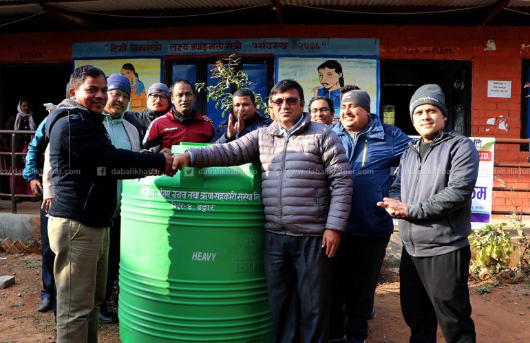 बौद्धिक अपाङ्गता विद्यालय पानी ट्यांकी र कार्पेट वितरण